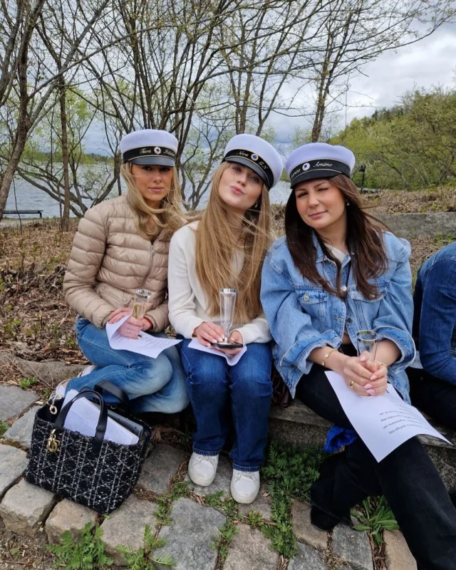 Den årliga Mösspåtagningen på Nacka Enskilda sker alltid vid Valborg och detta året var det ingen skillnad. En trevlig stund med taggade studenter som är redo för världen. Som en tradition sker också ett quiz i vilket vinnande klass får bestämma ordningen vid utspringet den 11/6. I år föll det på utslagsfrågan, för första gången någonsin!!! Antalet inramade tavlor på skolan, delat med rektorns födelseår. Vinnare i år blev……..S3C!!!!!!! Grattis!!!